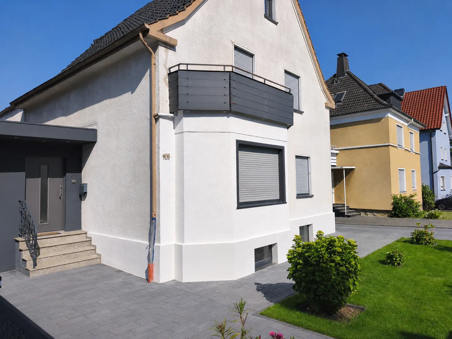 Fertig sanierte helle Hausfassade